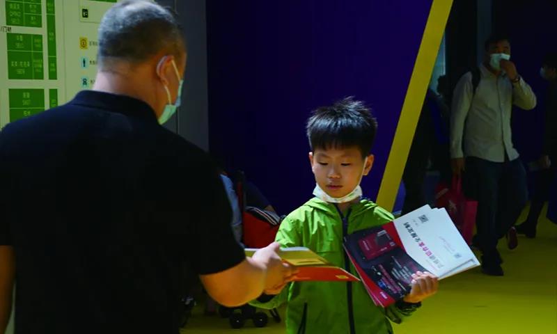 本届展会最小的业务员：很多人摸我的头夸我很棒，还要跟我合影